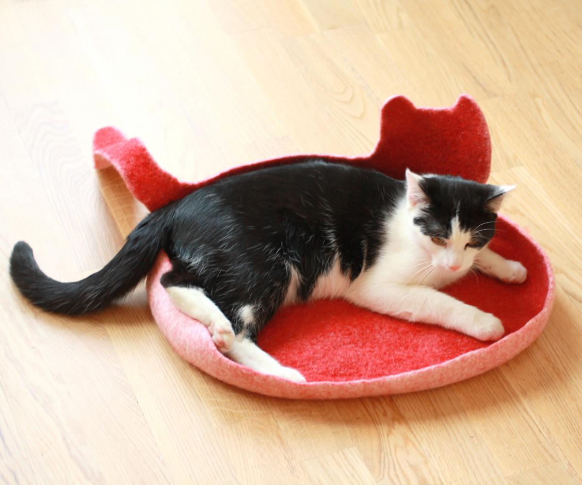Cat Bed - Cat Cave - Cat House - Eco-friendly Handmade Felted Wool Cat Bed - Red With Natural White